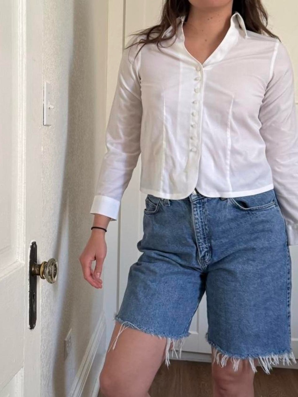 Vintage 90s / Y2K White Cotton Femme Cottage Core Button Down with Pearl Button